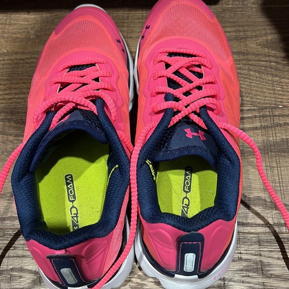 Hot pink under armor sneakers - Picture 2 of 2